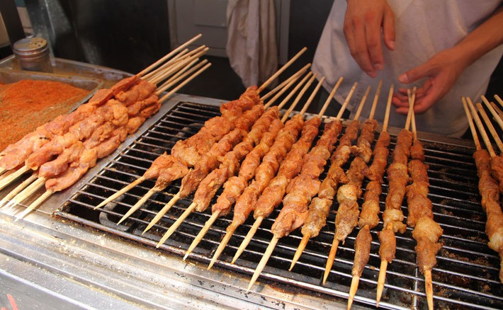 2. Món kebab. Món ăn đường phố Bắc Kinh này chủ yếu được làm từ thịt lợn, gà, bò hoặc thịt cừu. Thịt được tẩm ước gia vị, xiên que và nướng trên than hoa.