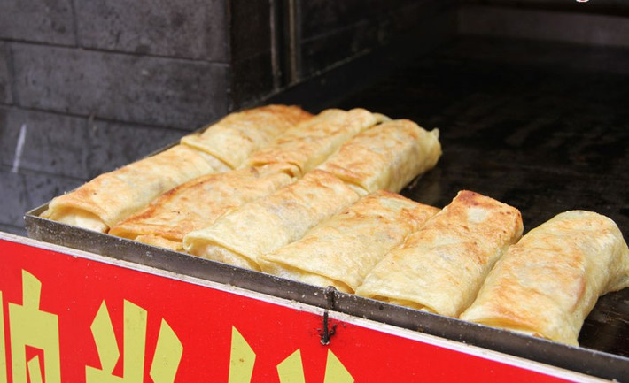4. Bánh crepe. Bánh crepe đường phố Bắc Kinh tương tự với bánh Burrito ở Mexico. Tuy nhiên, bánh crepe ở Bắc Kinh vỏ bánh được cán mỏng, nhân gồm các loại rau truyền thống của TQ như cải thảo, xà lách, giá đỗ, cà rốt, kết hợp với nhân thịt lợn, gà, vịt. Bánh crepe thường được ăn cùng sốt màu nâu có vị ngọt hoặc mặn.