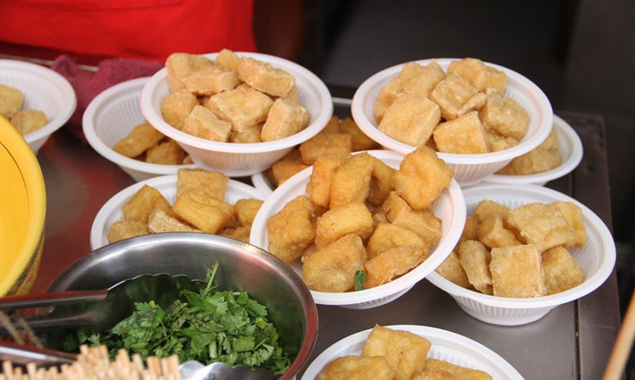 5. Đậu phụ thối. Đậu phụ thối là một trong những món ăn truyền thống ở Trung Quốc. Đậu phụ được lên men, sau đó chiên với dầu vầ ăn kèm với nước sốt, rau mùi.