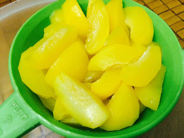Sau đó vớt đào ra để ráo nước rồi cho vào tủ đông tầm 30 phút.