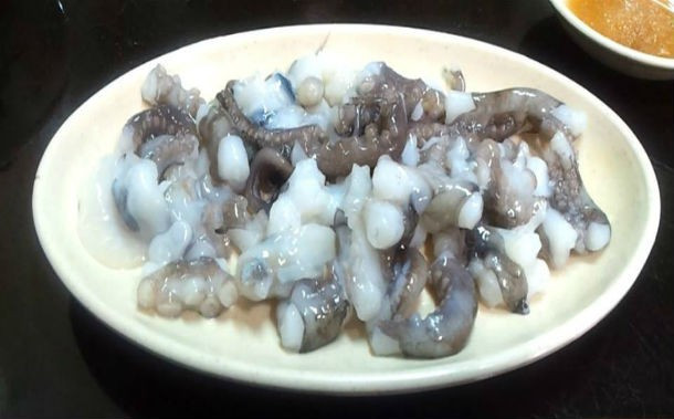 Món Sannakji (bạch tuộc sống). Đây là món ăn nổi tiếng của Hàn Quốc. Con bạch tuộc được cắt nhỏ hoặc để nguyên con, và bạn ăn lúc nó còn giãy giụa trên đĩa. Tuy nhiên, việc ăn cả con khá nguy hiểm do các giác hút trên xúc tu có thể bám rất chặt và gây hóc.
