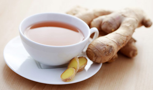Trà gừng. Nước uống từ gừng khi thời tiết giao mùa có tác dụng rất tốt cho sức khỏe, đặc biệt phòng chống và điều trị viêm xoang. Trà gừng: Hãm trà khô cùng với gừng tươi và uống đều đặn 2 đến 4 tách trà gừng trong ngày sẽ có tác dụng giúp xoang thông suốt, long đờm, hạn chế chất nhờn gây tắc nghẽn đường khí thở.