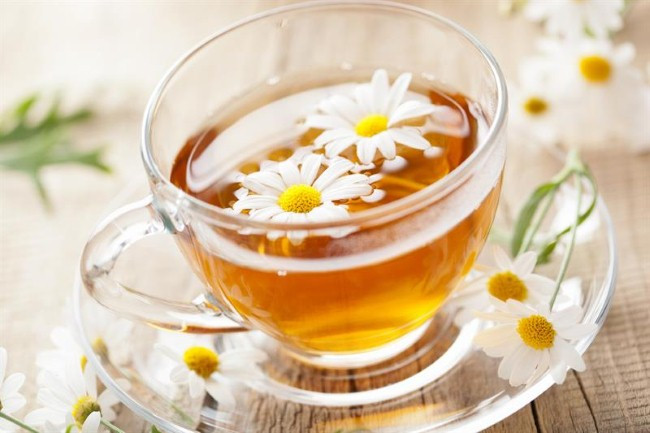 Trà hoa cúc. Nguyên liệu: hoa cúc khô 10 – 12g. Cách làm: hoa cúc bỏ cuống, rửa sạch. Bỏ hoa cúc vào bình ngâm với 100ml nước sôi, chừng 10 phút là được. Uống thay nước trà. Thức uống này có tác dụng trừ phong, thanh nhiệt, thông mũi, sáng mắt, hạ huyết áp.