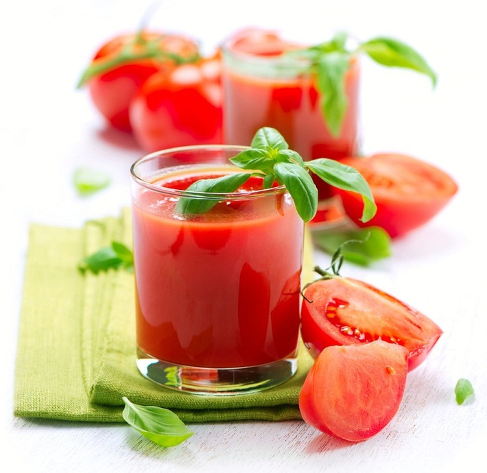 Nước cà chua – rau cần tây. Nguyên liệu: cà chua 1 trái lớn, rau cần tây 100g, nước chanh vắt 1 muỗng, nước sôi để nguội 100ml. Cách làm: cà chua rửa sạch, cắt miếng nhỏ. Rau cần tây rửa sạch, cắt từng đoạn ngắn. Cho cà chua, rau cần tây vào máy xay sinh tố cùng với nước để xay nhuyễn. Sau khi xay, thêm nước chanh vắt để uống. Công dụng: bổ dưỡng, an thần, dịu thần kinh, có ích cho người bị viêm xoang mũi.