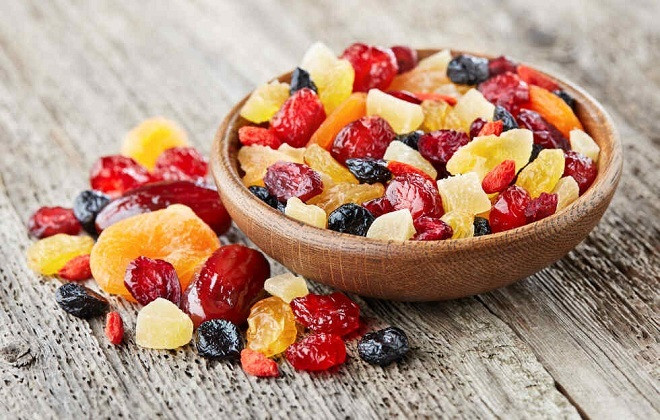 Do đó, người hay bị chóng mặt có thể bổ sung nước ép trái cây, trái cây khô hoặc soda vào trong chế độ ăn uống của mình. Ảnh: suckhoe.