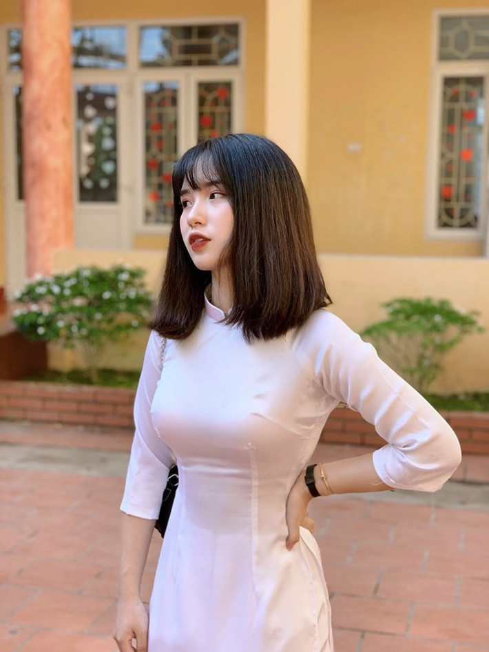 Ngoài đời hai chị em cũng gắn bó thân thiết, thường xuyên cùng nhau đăng tải những hình ảnh trên mạng xã hội. Vốn đã giống nhau như hai giọt nước, Thanh Hằng và Thanh Nga còn có sở thích diện đồ đôi, để kiểu tóc, lối trang điểm giống nhau khiến người ngoài khó phân định được đâu là chị đâu là em.