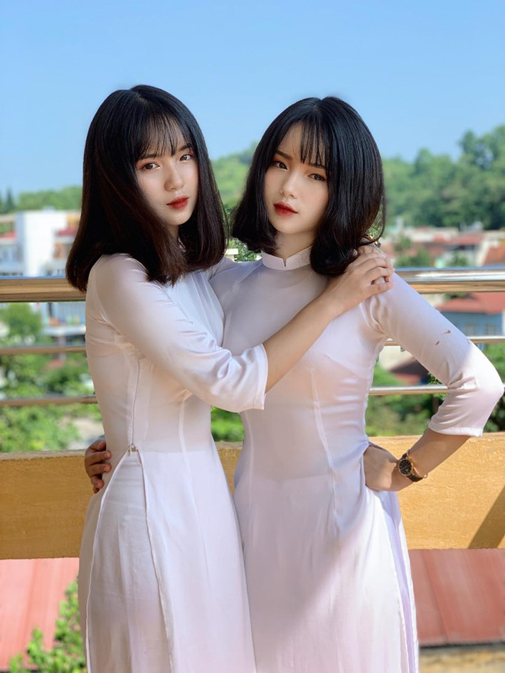 Ngay khi những hình ảnh trong ngày lễ khai giải lan tỏa, cặp chị em 10X khiến ai nấy trầm trồ vì đã sinh đôi còn đẹp luôn cả cặp. Hiện tại, những khoảnh khắc xinh xắn của Thanh Hằng - Thanh Nga vẫn nhận được sự quan tâm đông đảo của cư dân mạng.