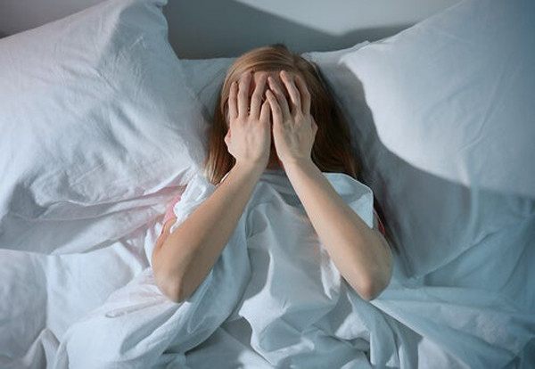 Tuy nhiên, nếu tần suất ác mộng diễn ra liên tục, làm giảm chất lượng giấc ngủ, ảnh hưởng khả năng miễn dịch thì bạn cần hết sức quan tâm. Đôi khi, nó là dấu hiệu sức khỏe có vấn đề, cơ thể muốn tìm cách “nói” với bạn.
