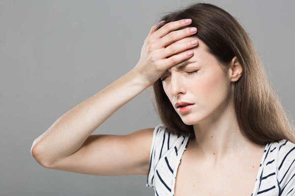 Chóng mặt, nhức đầu. Tụt huyết áp là một trong những nguyên nhân phổ biến nhất gây chóng mặt, nhức đầu. Bên cạnh đó, người bị chóng mặt về đêm cần cảnh giác bệnh xơ vữa động mạch.