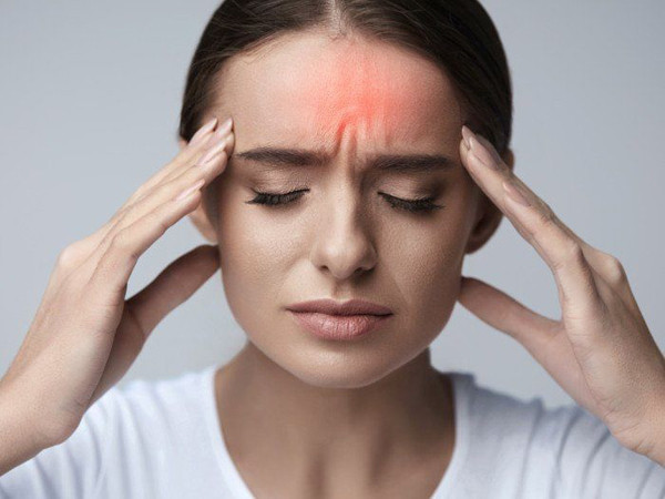 Đau đầu. Cơ thể thiếu nước bao gồm cả não cũng không được cung cấp đủ lượng nước cần thiết để hoạt động, sẽ gây ra các triệu chứng đau đầu, đặc biệt là khi di chuyển cơ thể. Bên cạnh đó, hệ tuần hoàn cũng hoạt động kém hiệu quả hơn do thiếu nước sẽ dẫn đến chóng mặt, hoa mắt và ù tai.
