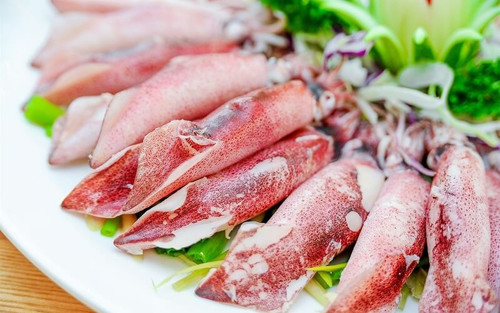 Mực. Bên cạnh thịt chó, mực là một trong những món ăn xui xẻo dịp Tết ở cả ba miền Bắc, Trung, Nam. Lý do khiến mực bị gán mác món ăn cần kiêng đơn giản vì mực có màu đen. Người ta không ăn mực dịp đầu tháng, đầu năm vì e ngại tiền đồ “đen như mực”.