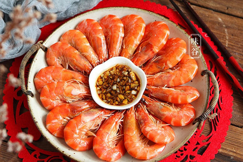 Tôm. Lý do khiến tôm bị xếp vào những món ăn xui xẻo tránh ăn đầu năm bắt nguồn từ đặc điểm đi lùi, đầu to đuôi nhỏ. Người ta tin rằng, ăn tôm sẽ khiến công việc năm mới khó tiến triển, không thăng tiến mà còn có thể đi xuống.