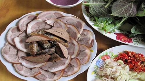 Ở Việt Nam, quan niệm dân gian kiêng thịt chó đầu năm được nhiều người làm theo. Điều thú vị là, thịt chó không được chào đón dịp đầu năm nhưng rất được ưa thích dịp cuối tháng hoặc cuối năm. Người ta tin rằng, thịt chó không chỉ ngon miệng mà còn giúp họ giải đen, khép lại những xui xẻo của năm tháng cũ.