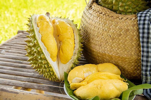 Sầu riêng. Không chỉ kiêng những món mặn, người dân nhiều nơi còn kiêng cả trái cây như sầu riêng. Việc kiêng kị này bắt nguồn từ tiếng “sầu” trong sầu riêng dễ liên tưởng đến nỗi sầu, muộn phiền.