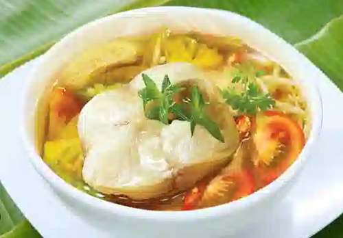 Cá mè. Cá mè không được chào đón trong mâm cỗ ngày Tết bởi thịt của chúng không ngon, mùi tanh nồng. Lý do cá mè không có mặt trong mâm cỗ ngày Tết bởi tiếng “mè” trong cá mè dễ liên tưởng đến sự “mè nheo”. Ngoài ra, cá mè có nhiều xương nhỏ, dễ gây “hóc xương”, mọi việc sẽ gặp rào cản, chông gai.