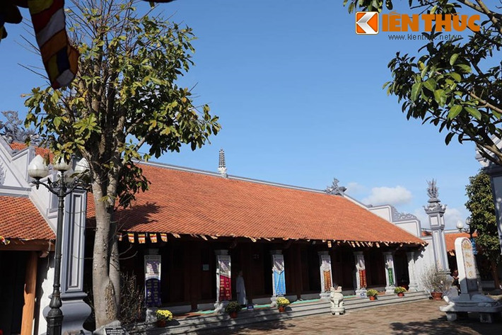 Năm 1821, vua Minh Mạng trong chuyến ngự giá Bắc tuần đã ghé thăm chùa và cho đổi tên thành Hoằng Phúc Tự. Tên gọi này duy trì đến ngày nay.
