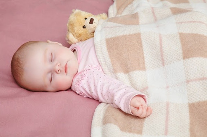 Điều bác sĩ khuyên làm đầu tiên, đối với trẻ, “tay chân phải ấm, trên người không được đổ mồ hôi”. Ủ ấm quá mức làm toát mồ hôi, thấm vào quần áo khiến bé dễ nhiễm lạnh, trở ốm. Trường hợp trẻ hay ra mồ hôi, người chăm sóc nên đặt một lớp khăn khô dễ thấm vào lưng trẻ. Liên tục kiểm tra để thay khăn kịp thời.