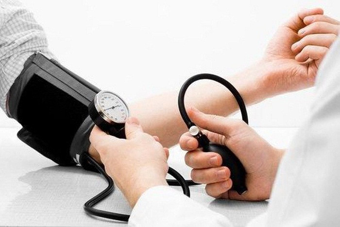 Bệnh nhân huyết áp cao nên đo huyết áp, ghi chép cẩn thận số liệu ít nhất 2 lần/ngày vào buổi sáng, chiều.