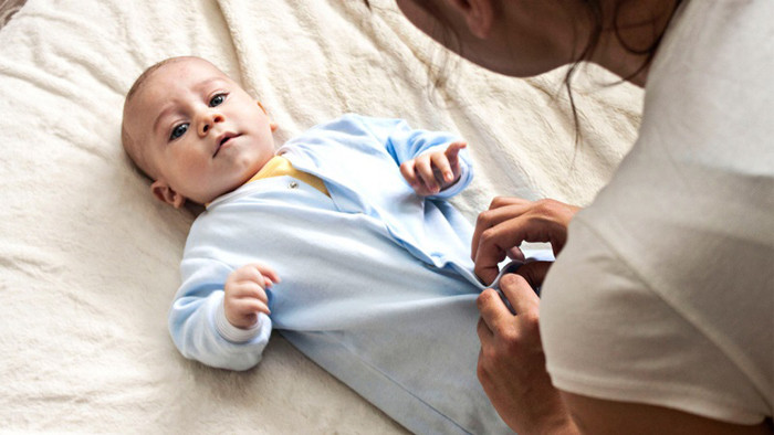 Thời tiết lạnh, chú ý tránh “gió lùa vào gáy, lạnh từ bàn chân”. Bạn nên đội mũ, quàng khăn, đeo khẩu trang kết hợp đi giày, tất giữ ấm song vẫn đảm bảo thoáng khí, hút ẩm tốt nhằm giữ ấm cho đôi chân.