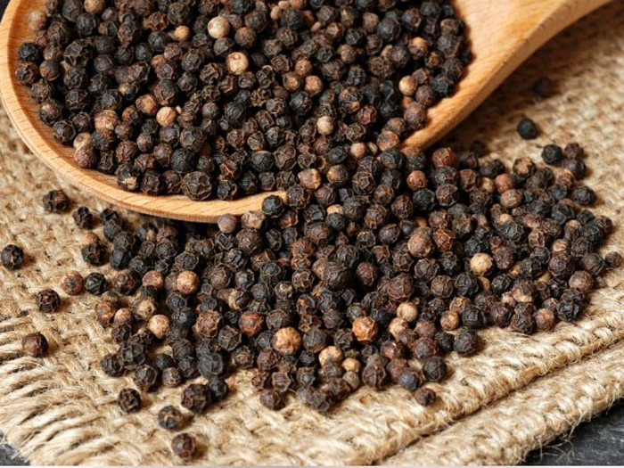 Hạt tiêu đen. Sử dụng tiêu đen nguyên hạt hoặc bột tiêu xay cho các món mặn như mì ống, súp, gà hoặc cá nướng đều được. Không chỉ mang lại tác dụng giảm nguy cơ viêm nhiễm, tiêu đen giúp tăng hương vị món ăn mà không cần muối.