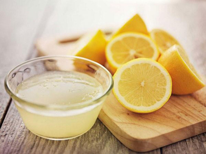 Nước chanh. Nước chanh có thể sử dụng như một gia vị thay thế muối bởi nó giúp món ăn đậm vị. Không những vậy, nước cốt chanh còn cung cấp vitamin C mang lại hiệu quả tăng cường sức đề kháng, chống lại viêm nhiễm. Khi dùng, chị em nên rưới nước cốt lên rau đã nấu chín hoặc ăn kèm với nước xốt.