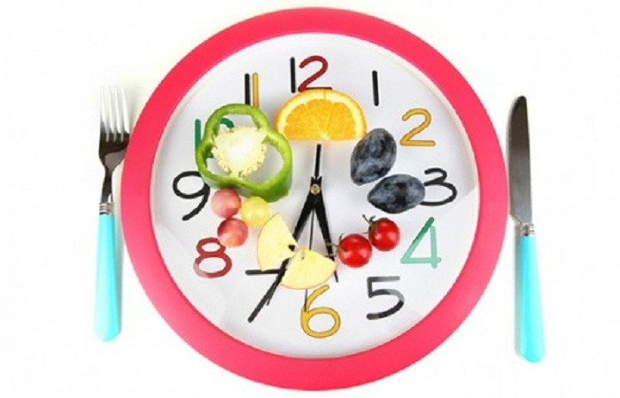 Để đảm bảo sức khỏe mà vẫn giữ được cân nặng lý tưởng, bác sĩ khuyên bạn không nên bỏ bữa tối. Thay vào đó, bạn chỉ cần lưu ý không nên ăn tối quá khuya. Tốt nhất nên ăn trong khung giờ từ 18 – 20h để không ảnh hưởng đến giấc ngủ, tránh tích mỡ.
