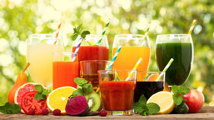 Ngoài ra, lạm dụng nước ép hoa quả sẽ làm đầy dạ dày, giảm cảm giác thèm ăn các thực phẩm bổ dưỡng khác, dẫn tới mất cân bằng dinh dưỡng. Bên cạnh đó, uống nhiều nước ép trái cây có thể gây ra tiêu chảy và các vấn đề về tiêu hóa như chướng bụng, đầy hơi. Ảnh: Brightside, Internet.