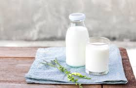 Để bổ sung sữa chua an toàn, cha mẹ nên đọc kỹ thành phần. Tốt nhất dùng sữa chua tự nhiên không đường và làm ngọt bằng mật ong nếu con lớn hơn 1 tuổi. Nếu không dùng được mật ong, bạn có thể thay thế bằng nho khô xay nhuyễn.