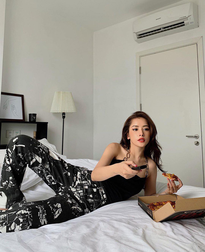 Đáp lại status của thần tượng, nhiều fans cho rằng Chi Pu cứ việc hờ hững, không cần phải khép bởi “Có phải ai muốn để môi hờ hững như Chi cũng được đâu", "Môi trái tim đẹp xuất sắc"...