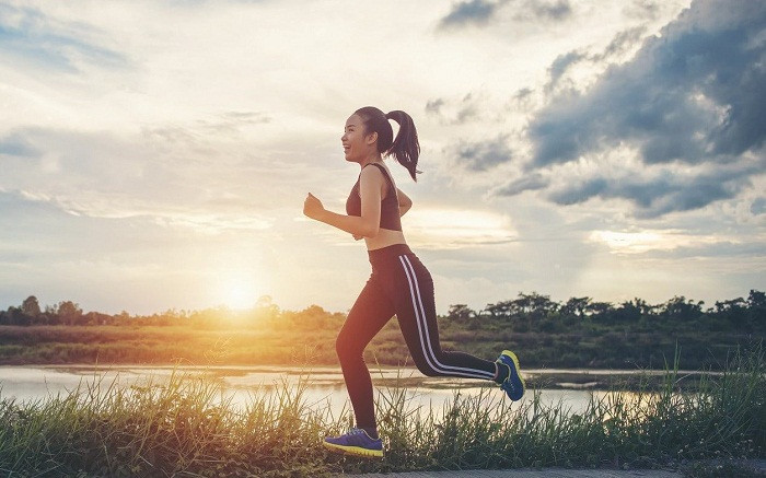 Ngoài ra, để tăng cường sức khỏe vòng 1, phụ nữ cũng nên chú ý không ăn quá nhiều đồ chiên rán, mỡ động vật và đồ ngọt để tránh béo phì. Thay vào đó, bạn nên tăng cường tiêu thụ rau trong các bữa ăn hàng ngày. Thường xuyên tập luyện, nghỉ ngơi hợp lý để tăng cường sức đề kháng nói chung, tránh vòng 1 chảy xệ.