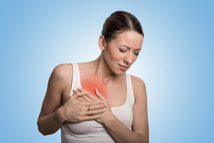 Bên cạnh đó, việc tác động mạnh còn khiến vòng 1 chị em ngày càng trở nên “mướp” hơn. Chính vì vậy, bạn nên chú ý đến tư thế khi ngủ. Tránh tư thế ngủ gây chèn ép bầu ngực. Tốt hơn, bạn nên nằm ngửa thay vì nằm sấp hoặc nghiêng quá lâu về 1 bên.