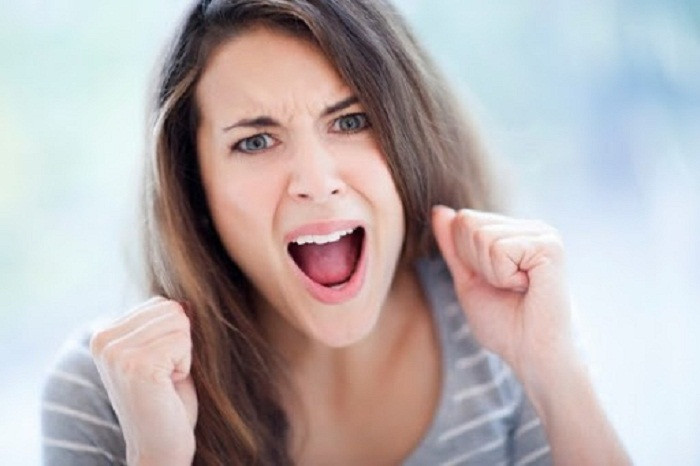 Để tránh nguy cơ u vú, chị em nên tiết chế cảm xúc, giữ thái độ lạc quan, không để mất kiểm soát bởi những việc vụn vặt. Nếu không thể chia sẻ cho người đáng tin cậy, bạn có thể tập thể thao hoặc nghe nhạc để xả stress, duy trì ổn định nội tiết tố, bảo vệ sức khỏe bầu ngực.