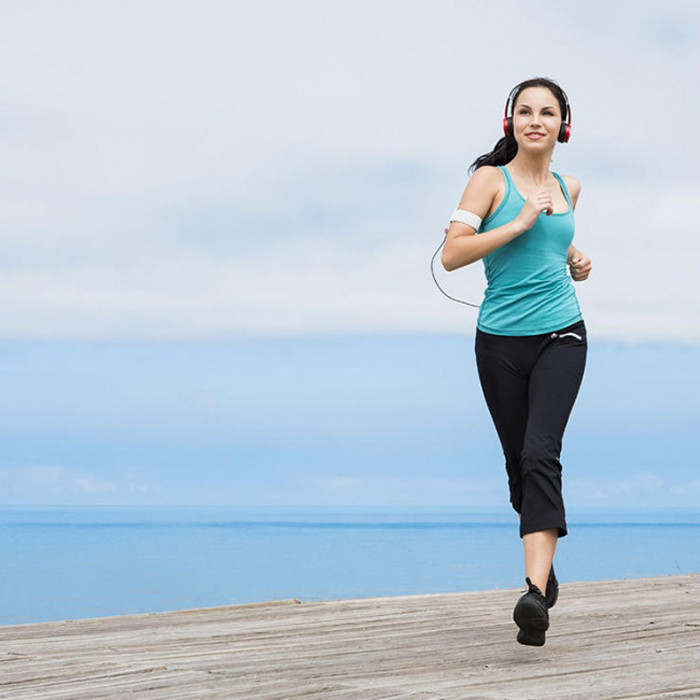 Thực hiện các bài tập tim mạch. Các bài tập cardio như bơi lội, chạy bộ, đi bộ nhanh, đi xe đạp giúp giảm mỡ toàn cơ thể, bao gồm cả mỡ ở mặt và cổ, đặc biệt khi thực hiện vào các buổi sáng. Những bài tập này thúc đẩy quá trình trao đổi chất và đốt cháy chất béo, giúp bạn giảm cân và mỡ ở cổ, mặt.