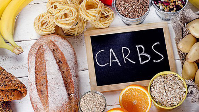 Giảm thiểu carb tinh chế. Carb tinh chế có nhiều trong bột mì, gạo trắng, mì ống và các loại đồ ngọt. Carb tinh chế có đặc trưng ít chất xơ và các dưỡng chất thiết yếu. Khi đi vào cơ thể, nó dễ dàng bị tiêu hóa làm lượng đường glucose tăng đột biến gây bọng mắt. Nó cũng là một trong những nguyên nhân gây nên tình trạng giữ nước trong cơ thể không mong muốn.