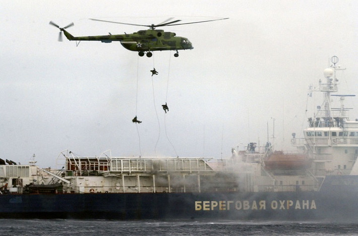 Không đơn thuần chỉ là một đơn vị đặc biệt, Spetsnaz được trang bị hầu hết các loại vũ khí hiện đại nhất của Quân đội Nga hiện nay bao gồm các phương tiện cơ giới trên bộ trên không và trên biển kể cả máy bay không người lái hay phương tiện trinh sát điện tử từ xa.