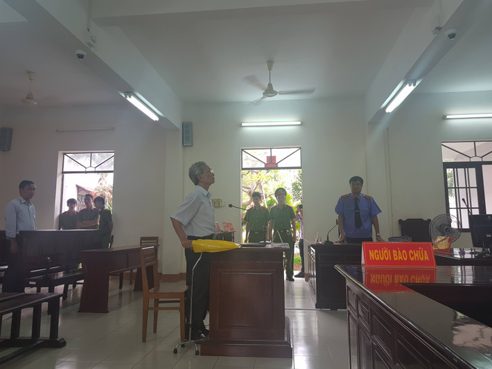 Trước đó, vào giữa năm 2016, mẹ bé T.N.T, 6 tuổi đã làm Đơn tố cáo ông Nguyễn Khắc Thủy, sinh năm 1940, ngụ tại chung cư Lakeside Vũng Tàu (tỉnh Bà Rịa-Vũng Tàu), nhiều lần dâm ô bé T. (Ảnh: Phụ nữ Việt Nam)