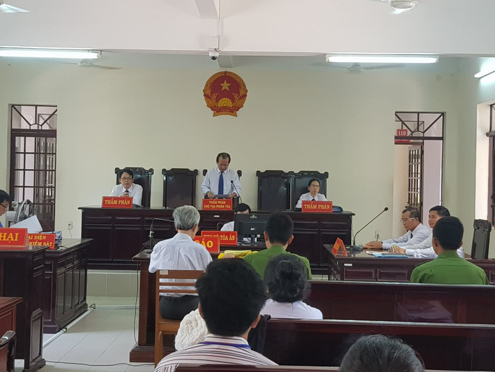 Ngày 1/6, Ủy ban thẩm phán TAND cấp cao tại TPHCM đã tổ chức buổi họp giám đốc thẩm xem xét lại bản án phúc thẩm của TAND tỉnh Bà Rịa - Vũng Tàu xét xử vụ án dâm ô của bị cáo Nguyễn Khắc Thủy. Các thành viên Ủy ban thẩm phán đã thống nhất chấp nhận kháng nghị giám đốc thẩm của chánh án TAND cấp cao tại TPHCM, hủy bản án phúc thẩm của TAND tỉnh Bà Rịa - Vũng Tàu, giữ nguyên bản án của TAND TP Vũng Tàu, tuyên phạt bị cáo Nguyễn Khắc Thủy 3 năm tù. (Ảnh: Phụ nữ Việt Nam)