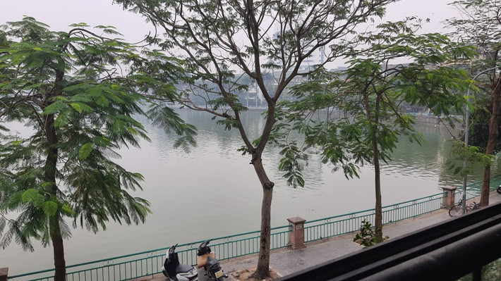 Giải thích về hiện tượng này, PGS Trịnh Thị Thanh cho rằng, hồ Tây là dòng nước tĩnh, sông Tô Lịch là dòng nước chảy. Dòng nước tĩnh có nhiều tảo hơn vậy nên khi nhập nước tĩnh với nước chảy, ở đoạn đầu sẽ phối trộn không đều nên dễ dàng nhìn thấy sự thay đổi màu nước chuyển sang màu xanh do có tảo.