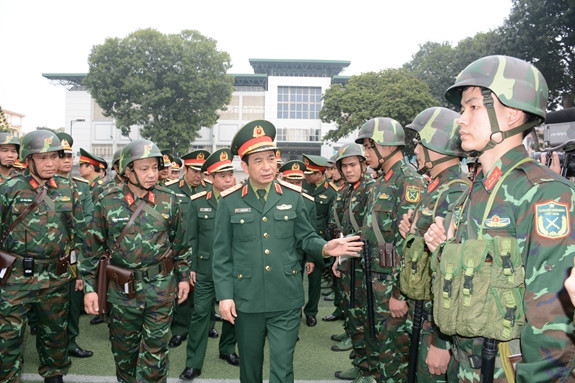 Thượng tướng Phan Văn Giang cùng đoàn công tác kiểm tra công tác chuẩn bị sẵn sàng chiến đấu tại Lữ đoàn 144. (Ảnh Báo Quân đội)