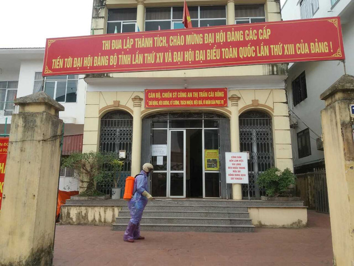 Phun khử khuẩn tại Trụ sở Công an thị trấn Cái Rồng.