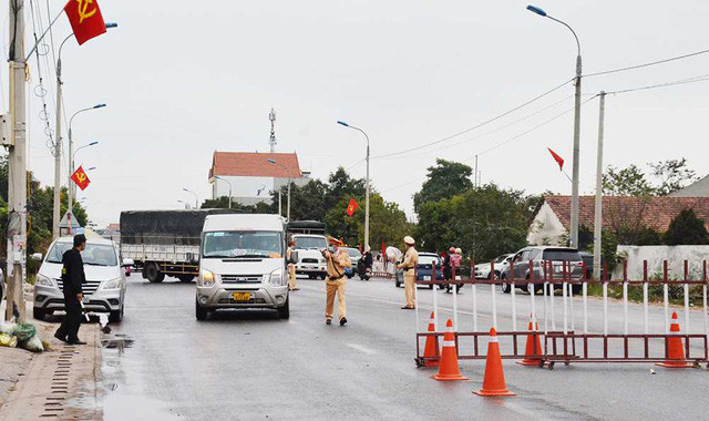Ngày 29/1 tại khu vực thị xã Đông Triều, tỉnh Quảng Ninh, gần 20 cán bộ, chiến sĩ cùng các xe chuyên dụng của tiểu đoàn phòng hóa 38, Bộ Tham mưu Quân khu 3 đã phun hóa chất tiêu tẩy, khử khuẩn bề mặt bằng hóa chất cloramin B tại khu vực các xã: Bình Dương, An Sinh, Thủy An và Nguyễn Huệ.