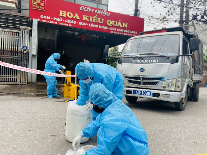 Khử khuẩn tại nơi cư trú của bệnh nhân COVID-19 tại TP Hạ Long