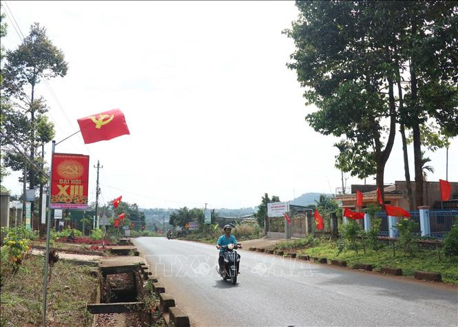Hơn 7 km đường trung tâm xã Cư Mgar rực rỡ cờ, hoa chào mừng Đại hội lần thứ XIII của Đảng. >>> Mời các bạn xem thêm video: Người dân thủ đô hướng về Đại hội XIII của Đảng
