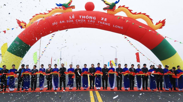 Phó Thủ tướng Chính phủ Trịnh Đình Dũng, Bộ trưởng Bộ GTVT Nguyễn Văn Thể, Chủ tịch UBND TP. Hà Nội Chu Ngọc Anh cùng nhiều quan chức cấp cao cắt băng thông xe cầu Thăng Long