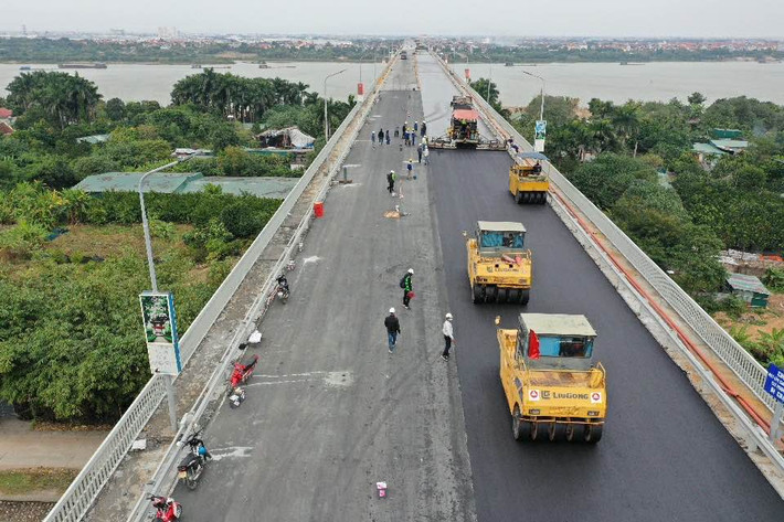 Theo ông Nguyễn Văn Huyện, Tổng cục trưởng Tổng cục đường bộ Việt Nam, nguyên nhân chính gây hư hỏng mặt cầu Thăng Long là do cấu tạo của bản thép mặt cầu dày 14mm là mỏng so với tiêu chuẩn hiện nay tối thiểu bằng 18mm, do đó bản mặt cầu thép biến dạng uốn quá mức gây nứt lớp bê tông nhựa bên trên.