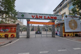 Theo đó, chính quyền tỉnh Quảng Ninh chỉ đạo các cơ quan chức năng khẩn trương truy vết, kiểm soát, cách ly đối với các trường hợp tiếp xúc gần với ca nghi nhiễm; triển khai quy trình phòng chống dịch đối với các nơi người nghi nhiễm từng đến.