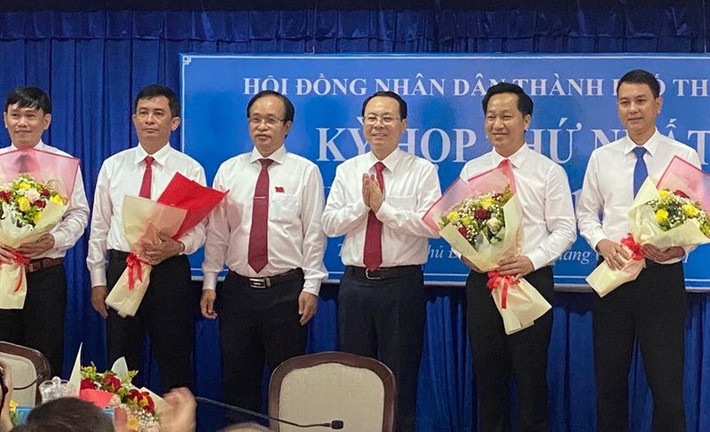 Ông Hoàng Tùng (thứ hai, từ phải sang), Ông Tùng trúng cử với số 78/93 phiếu bầu.