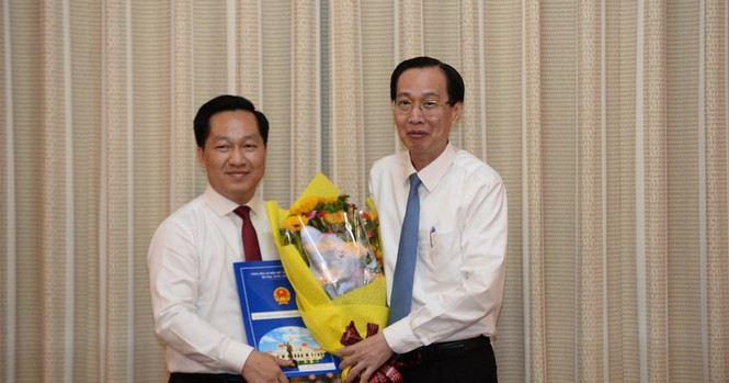 Ông Hoàng Tùng, quê ở Quảng Ngãi; trình độ kiến trúc sư, thạc sĩ quy hoạch đô thị và quy hoạch vùng. Ông từng giữ chức vụ Phó Giám đốc Sở Quy hoạch và Kiến trúc TP.HCM trước khi về làm Chủ tịch UBND huyện Nhà Bè vào tháng 10-2019.