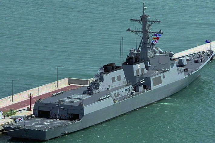 Trong khi đó, vũ khí chống ngầm trên tàu gồm: tên lửa chống ngầm K-ASROC Hong Sahng-uh và ngư lôi K745 LW Cheong Sahng-uh. Ngoài ra, các tàu khu trục KDX-3 có một khoang chứa và sàn tàu đủ rộng để chứa 2 máy bay trực thăng chống ngầm Super Lynx Mk99. Nguồn ảnh: idv.tw.