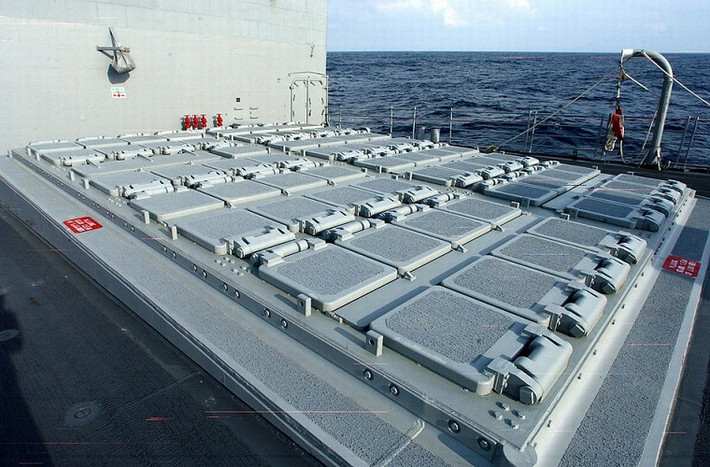 Hệ thống này được tích hợp với hệ thống phóng tên lửa thẳng đứng MK-41, mang theo các tên lửa tấn công và phòng thủ có khả năng chống lại nhiều mối đe dọa trong các kịch bản tấn công khác nhau. Nguồn ảnh: huanqiu.com.